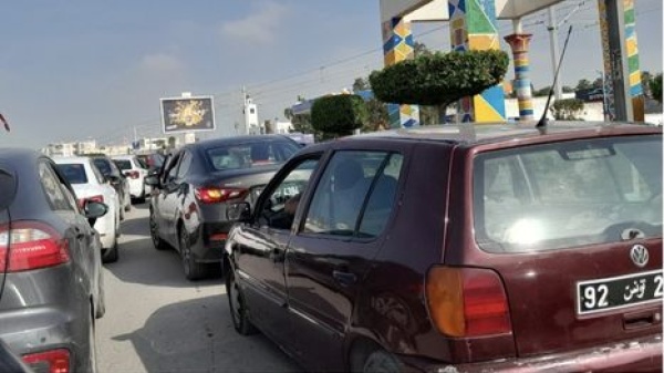 إضراب مفاجئ لسائقي نقل المحروقات بتونس وفوضى أمام محطات الوقود شاهد
