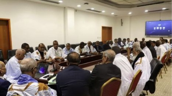 دعوات التمديد للرئيس الموريتاني تثير جدلا والمعارضة تدعو لحماية الدستور دعوات التمديد للرئيس الموريتاني تثير جدلا والمعارضة تدعو لحماية الدستور