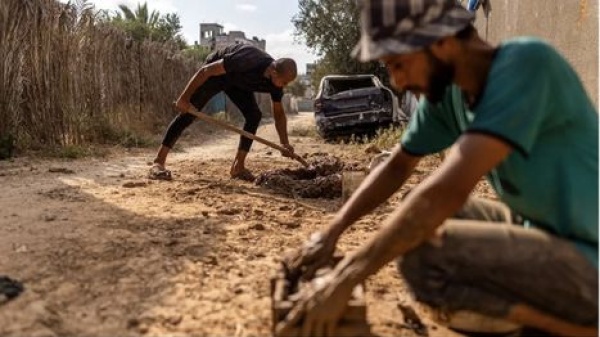 فلسطيني في غزة يستعيد طريقة الأجداد بيت من الطين بديلا عن الخيمة شاهد فلسطيني في غزة يستعيد طريقة الأجداد بيت من الطين بديلا عن الخيمة شاهد