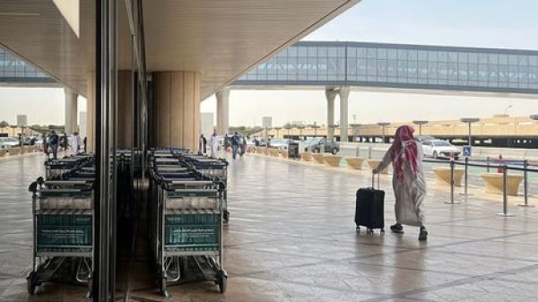 ألسنة لهب وتصاعد دخان قرب مطار الرياض بعد قصف حوثي شاهد