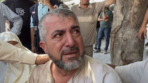 سبقتني إلى الجنة مدير صحة غزة يودع نجله بعد مقتله بغارة للاحتلال شاهد