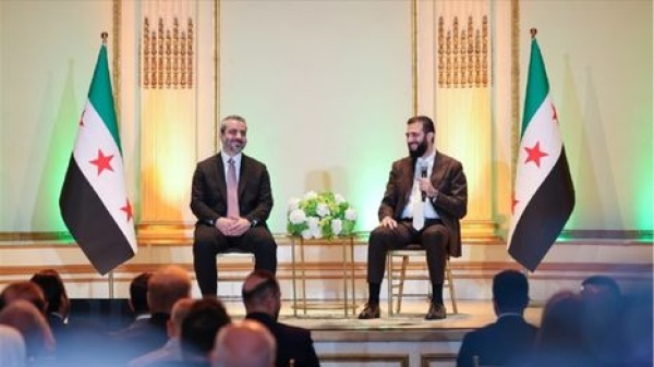 الشرع من كرسي لآخر هكذا تفاعل سوريون مع لقاء رئيسهم بالجالية في أمريكا شاهد الشرع من كرسي لآخر هكذا تفاعل سوريون مع لقاء رئيسهم بالجالية في أمريكا شاهد