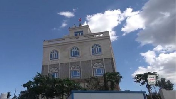 الحوثيون يعلنون السيطرة على منزل رشاد العليمي في تعز شاهد