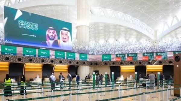 السعودية تعلن مقتل 3 وإصابة العشرات بهجمات للحوثيين على مطارين بالرياض وأبها