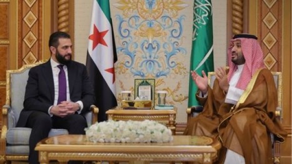 صحيفة لبنانية السعودية تجري ترتيبات لنقل 10 آلاف مقاتل سوري إلى اليمن صحيفة لبنانية السعودية تجري ترتيبات لنقل 10 آلاف مقاتل سوري إلى اليمن
