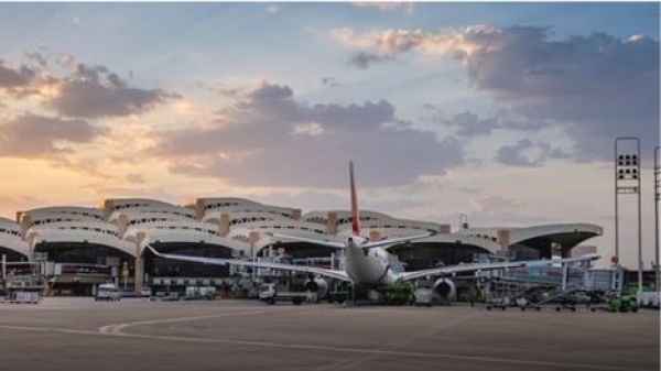 الأردن يعلن وفاة أحد مواطنيه وإصابة أربعة نتيجة الهجوم على مطار الرياض الأردن يعلن وفاة أحد مواطنيه وإصابة أربعة نتيجة الهجوم على مطار الرياض
