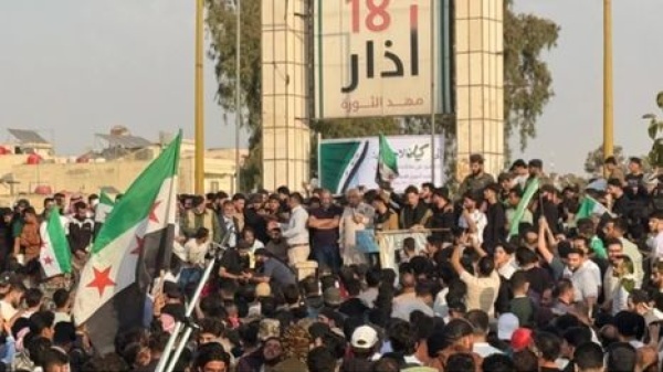 آلاف السوريين يتظاهرون في درعا رفضا للعدوان الإسرائيلي شاهد آلاف السوريين يتظاهرون في درعا رفضا للعدوان الإسرائيلي شاهد
