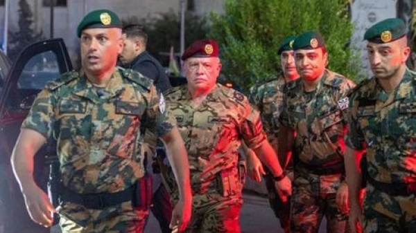 خلال زيارته إلى الكرك لباس الملك العسكري وملامح غضبه تلقيا تفاعلا واسعا خلال زيارته إلى الكرك لباس الملك العسكري وملامح غضبه تلقيا تفاعلا واسعا
