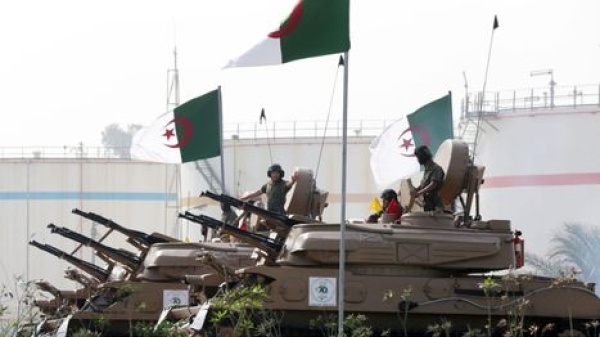 الرئيس الجزائري يقرر إرسال وحدات من الجيش إلى النيجر لهذا السبب الرئيس الجزائري يقرر إرسال وحدات من الجيش إلى النيجر لهذا السبب