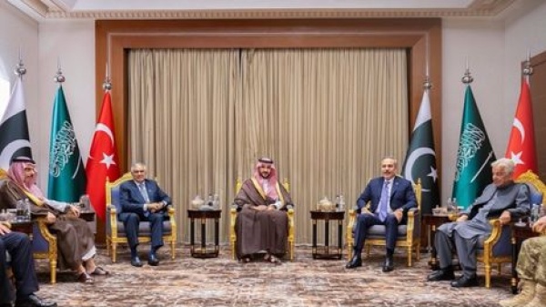 خالد بن سلمان إلى طهران برفقة مسؤولين أتراك وباكستانيين