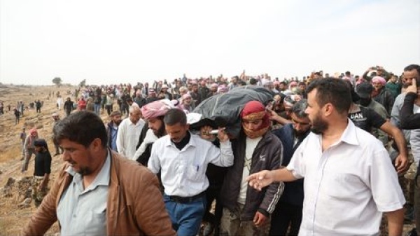 تشييع جثامين سوريين قتلوا جراء غارة أردنية على درعا شاهد تشييع جثامين سوريين قتلوا جراء غارة أردنية على درعا شاهد