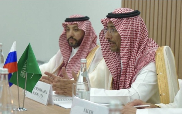 وزير الصناعة والثروة المعدنية يجتمع مع الرئيس التنفيذي لصندوق الاستثمار المباشر الروسي