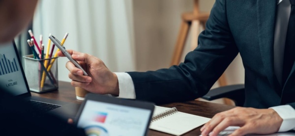 ألقاب مهنية تتجاوز الخبرة من يمنح صفة الخبير والمستشار