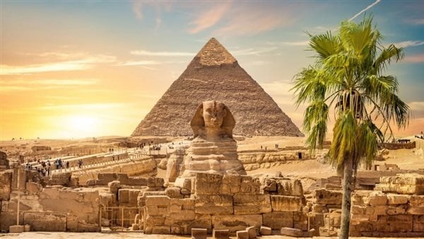 اليوجا تجمع الثقافات عند سفح أهرامات الجيزة احتفالا بيومها العالمي