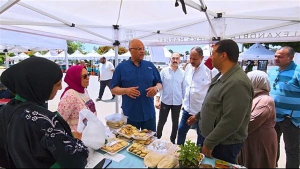 محافظ الإسكندرية يتفقد سوق اليوم الواحد للمزارعين ويشيد بدوره في دعم المنتج المحلي