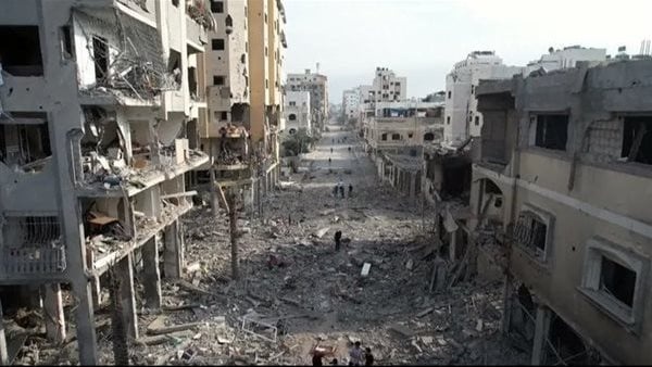 شهداء وجرحى جراء غارة لجيش الاحتلال الإسرائيلي وسط قطاع غزة شهداء وجرحى جراء غارة لجيش الاحتلال الإسرائيلي وسط قطاع غزة
