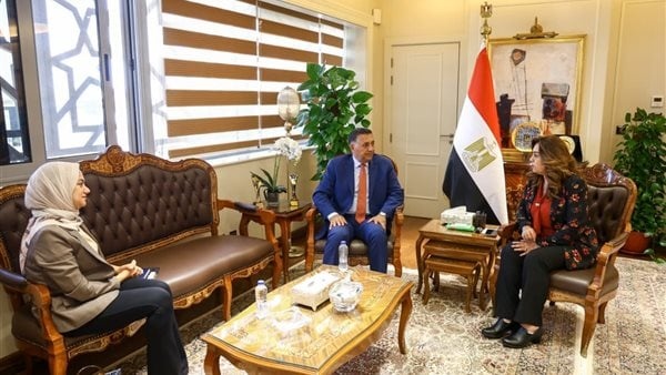 وزيرة التنمية المحلية والبيئة تبحث مع محافظ القليوبية تطوير إدارة المخلفات
