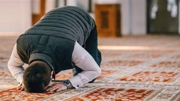 حكم الصلاة بالملابس التي عليها صور هل تؤثر على صحتها حكم الصلاة بالملابس التي عليها صور هل تؤثر على صحتها