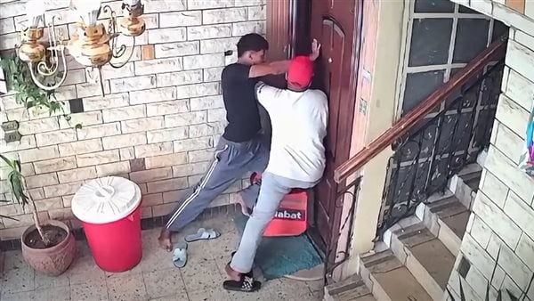 عاجل عمل نفسه دليفري شخصان يحاولان اقتحام شقة سيدة بسلاح أبيض