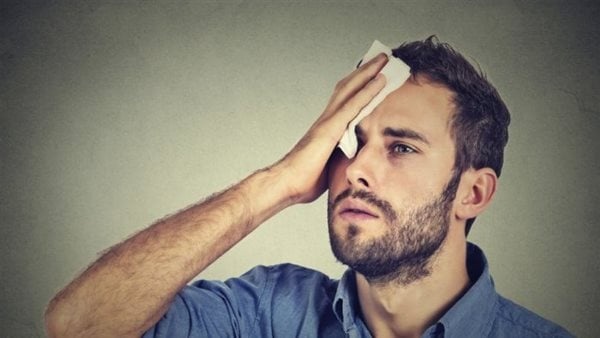 التعرق المفاجئ قد يكون إشارة لأمراض خطيرة