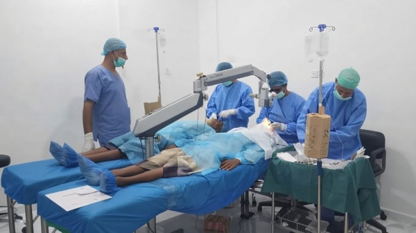 اختتام المخيم الطبي الـ29 للعيون بالحديدة بإجراء 434 عملية مجانية