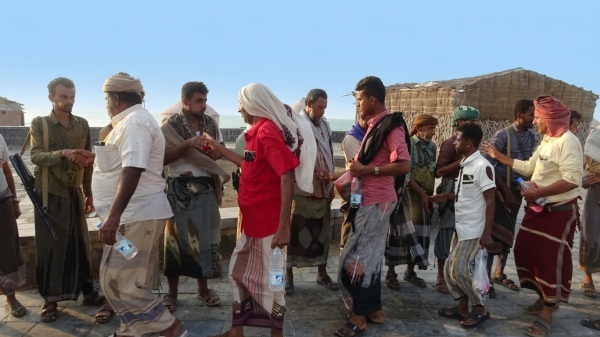 قافلة غذائية من أبناء اللحية دعما للمرابطين في المخا قافلة غذائية من أبناء اللحية دعما للمرابطين في المخا