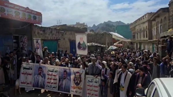 وقفات شعبية في ريمة تحذ ر من عواقب التهديدات السعودية وتؤكد الجاهزية لمواجهة العدو وقفات شعبية في ريمة تحذ ر من عواقب التهديدات السعودية وتؤكد الجاهزية لمواجهة العدو