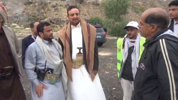 عباد يطلع على حجم الدمار جراء استهداف منزل مواطن في مديرية معين عباد يطلع على حجم الدمار جراء استهداف منزل مواطن في مديرية معين