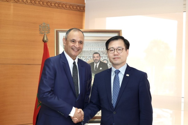 مز ور يبحث بالدار البيضاء مع وزير التجارة الكوري تعزيز الشراكة الاقتصادية وقطاعات المستقبل مز ور يبحث بالدار البيضاء مع وزير التجارة الكوري تعزيز الشراكة الاقتصادية وقطاعات المستقبل