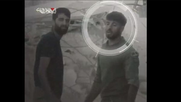 القسام تبث لأول مرة مشاهد لقتل أحد جنود الاحتلال قنصا بمخيم الشاطئ شاهد القسام تبث لأول مرة مشاهد لقتل أحد جنود الاحتلال قنصا بمخيم الشاطئ شاهد