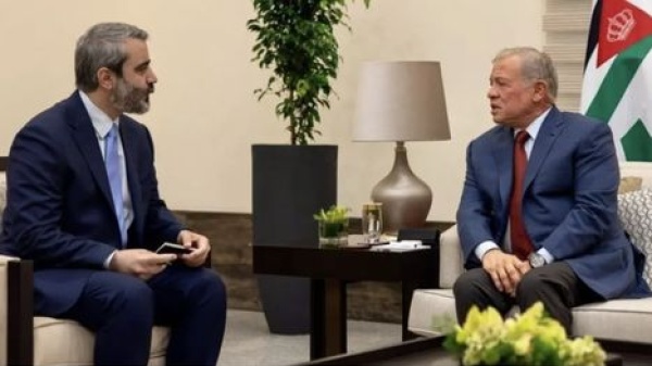 الشيباني يلتقي ملك الأردن وعمان تندد باعتداءات الاحتلال على سوريا الشيباني يلتقي ملك الأردن وعمان تندد باعتداءات الاحتلال على سوريا