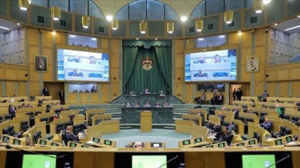 نواب أردنيون يرفضون إصدار بيان تعزية بالجنود الأمريكيين هكذا تعامل رئيس البرلمان شاهد نواب أردنيون يرفضون إصدار بيان تعزية بالجنود الأمريكيين هكذا تعامل رئيس البرلمان شاهد
