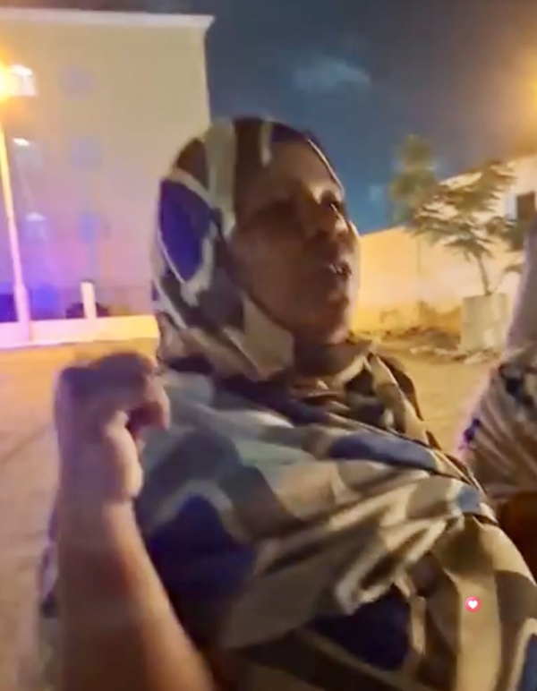 بعد ساعات من الاعتصام الشرطة تخرج مريم الشيخ وقامو عاشور من البرلمان بعد ساعات من الاعتصام الشرطة تخرج مريم الشيخ وقامو عاشور من البرلمان
