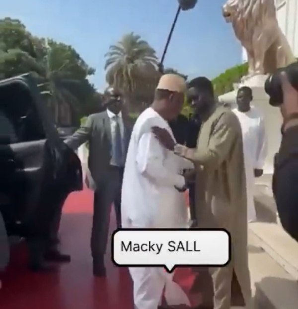 السنغال فاي يستقبل ماكي صال في لأول مرة منذ مغادرته الحكم السنغال فاي يستقبل ماكي صال في لأول مرة منذ مغادرته الحكم