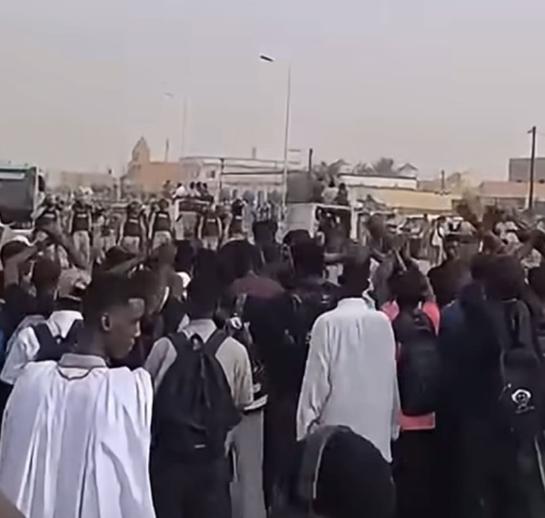 طلاب جامعة نواكشوط يحتجون على أزمة النقل والوزارة تعلن تغييرات طلاب جامعة نواكشوط يحتجون على أزمة النقل والوزارة تعلن تغييرات