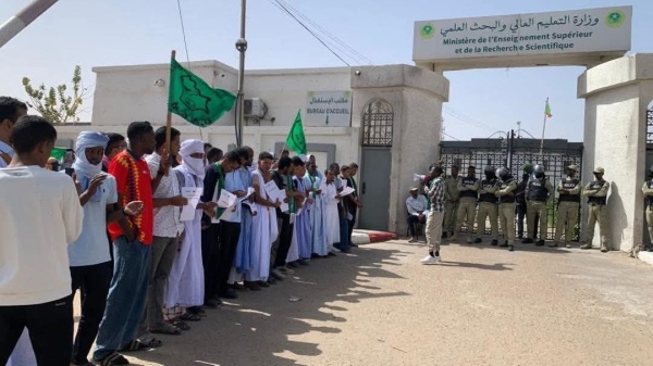 أطباء خريجو مصر يشكون استبعادهم من منح التخصص في الجزائر أطباء خريجو مصر يشكون استبعادهم من منح التخصص في الجزائر