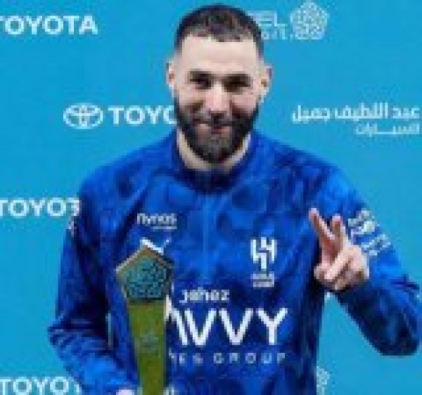 بنزيما يحسم موقف استمراره مع الهلال بنزيما يحسم موقف استمراره مع الهلال