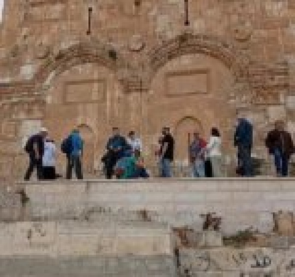 محافظة القدس تحذر من مخططات تهويد باب الرحمة وفرض واقع ديني جديد بمحيط الأقصى محافظة القدس تحذر من مخططات تهويد باب الرحمة وفرض واقع ديني جديد بمحيط الأقصى