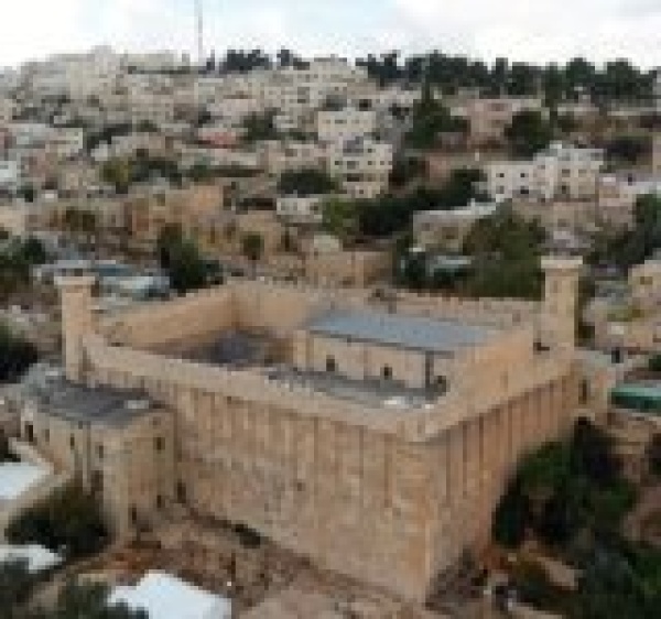 العدو يغلق الحرم الإبراهيمي أمام المصلين ويطرد موظفي الأوقاف العدو يغلق الحرم الإبراهيمي أمام المصلين ويطرد موظفي الأوقاف
