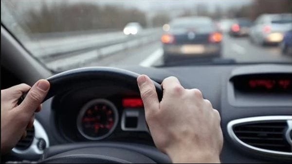 سيارة مسرعة تدهس شخص على الطريق بالهرم سيارة مسرعة تدهس شخص على الطريق بالهرم