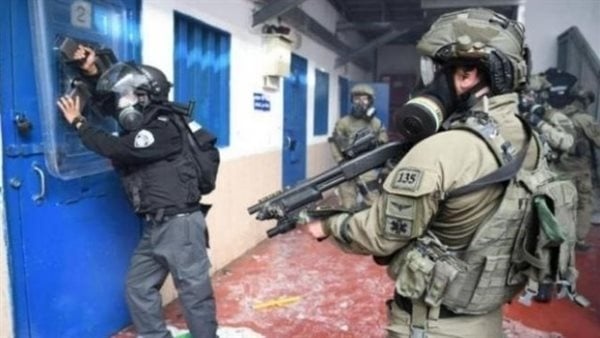 استقبلونا بالضرب أسير فلسطيني يروي تفاصيل ما تعرض له داخل السجون الإسرائيلية استقبلونا بالضرب أسير فلسطيني يروي تفاصيل ما تعرض له داخل السجون الإسرائيلية