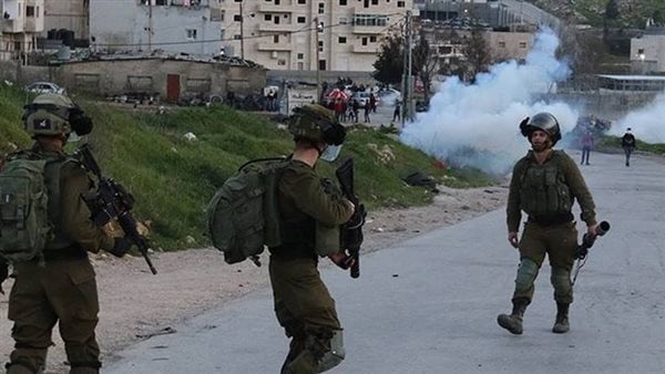 إصابة طفل فلسطيني برصاص مستوطنين واقتحامات إسرائيلية متزامنة بالضفة الغربية