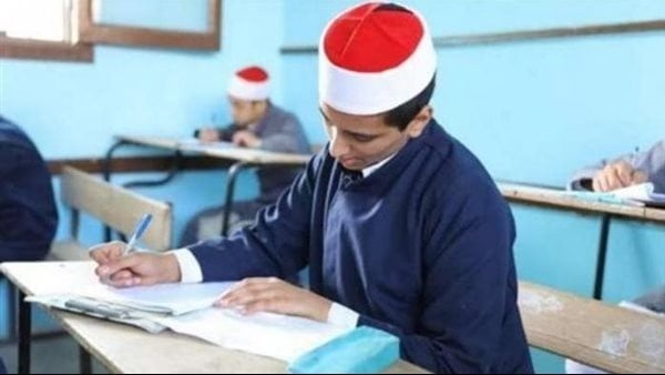 طلاب الثانوية الأزهرية بالإسماعيلية يؤدون الامتحان في مادة التاريخ طلاب الثانوية الأزهرية بالإسماعيلية يؤدون الامتحان في مادة التاريخ