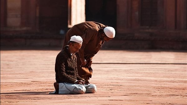 هل يجوز لطفل عمره 9 سنوات أن يؤم والدته في الصلاة أمين الفتوى يرد
