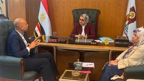 محافظ الوادي الجديد تبحث فرص التعاون مع إحدي شركات الطاقة