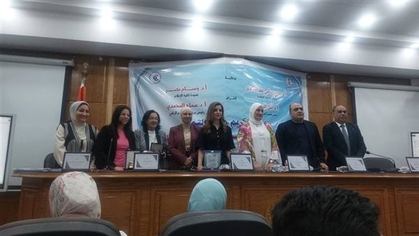 تكريم أعضاء لجنة التحكيم بمهرجان مشروعات تخرج قسم الصحافة والإعلام الرقمي بـ إعلام القاهرة تكريم أعضاء لجنة التحكيم بمهرجان مشروعات تخرج قسم الصحافة والإعلام الرقمي بـ إعلام القاهرة