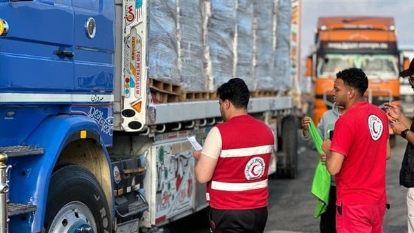 مصر ت طلق قافلة مساعدات جديدة إلى الأشقاء في قطاع غزة مصر ت طلق قافلة مساعدات جديدة إلى الأشقاء في قطاع غزة