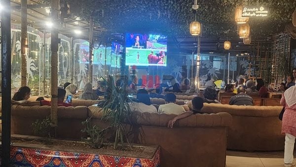 إقبال المواطنين والمصطافين على الكافيهات لمشاهدة مباراة مصر وبلجيكا في مطروح إقبال المواطنين والمصطافين على الكافيهات لمشاهدة مباراة مصر وبلجيكا في مطروح