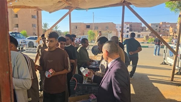 توزيع مياه مثلجة على الطلاب قبل دخول لجان الثانوية العامة بالوادي الجديد توزيع مياه مثلجة على الطلاب قبل دخول لجان الثانوية العامة بالوادي الجديد