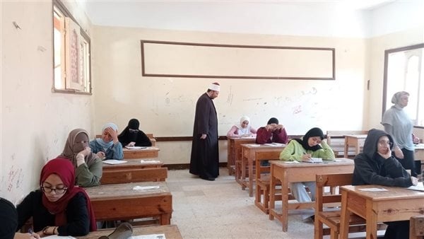 رئيس الإسكندرية الأزهرية يتابع امتحان الصرف بلجنتي بنين الإسكندرية وفتيات سموحة